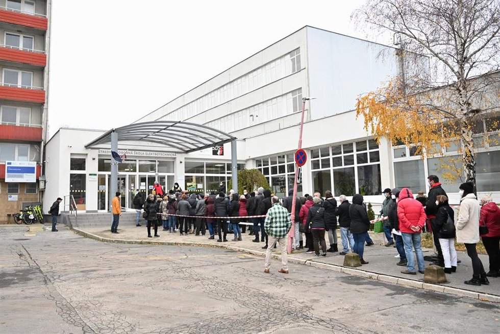 Archivo - Vacunación contra la COVID-19 en Tirnavia, Eslovaquia.