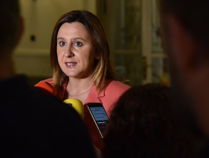 Archivo - La diputada del Partido Popular en Les Corts Valencianes, María José Catalá, atiende a los medios de comunicación