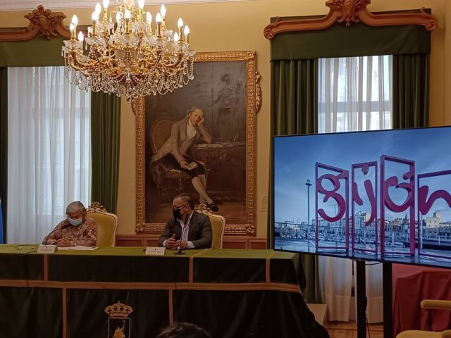 La alcaldesa de Gijón, Ana González, firma un convenio con el presidente de CAC-Asprocon, Joel García.