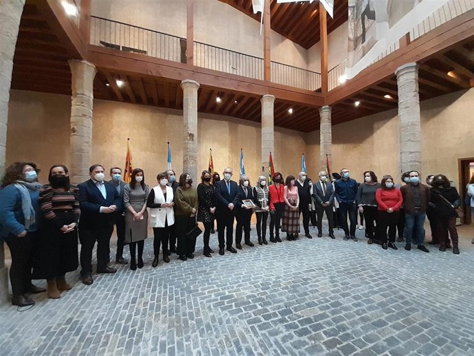 Representantes de ANFAS reciben el XX Haba de Oro de las manos del alcalde de Pamplona, Enrique Maya