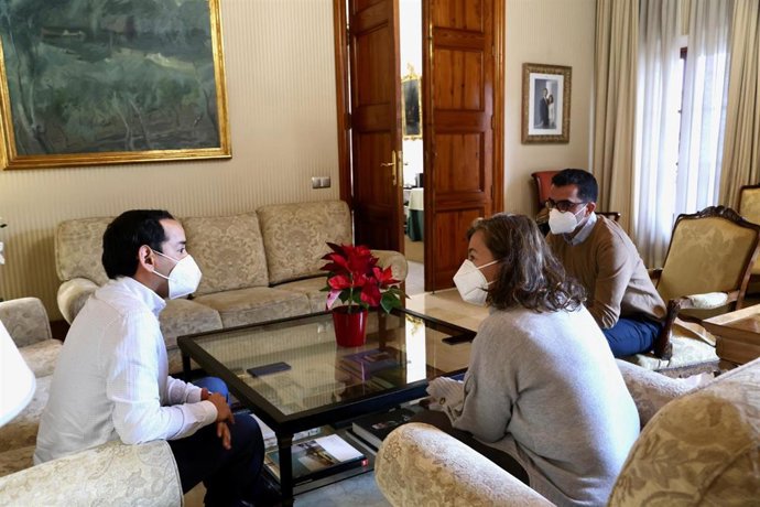 La presidenta del Govern, Francina Armengol, el presidente de la Asociación de Artistas Visuales de Baleares, lex Ceball, y el conseller de Fondos Europeos, Universidad y Cultura, Miquel Company.