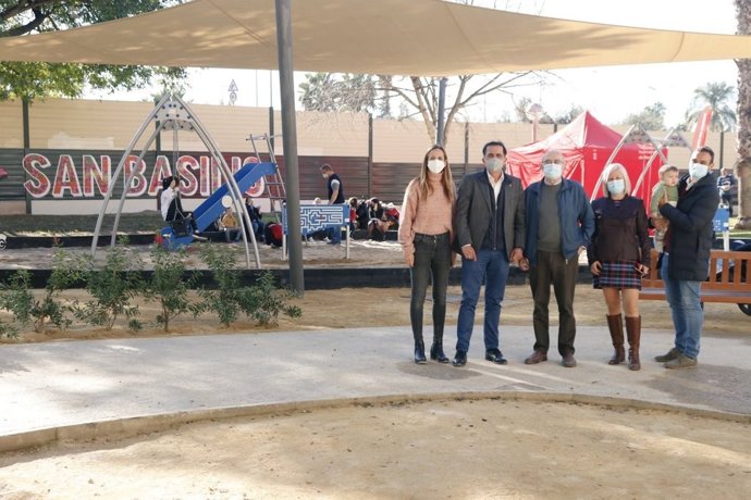 El alcalde de Murcia y varios concejales visitan el jardín del carril de Las Palmeras, recién remodelado