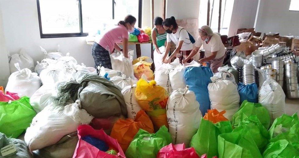 Bolsas de ayuda de emergencia en Filipinas.