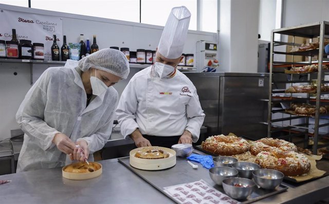 La consejera de Medio Ambiente y Agricultura de la Comunidad de Madrid, Paloma Martín, en una pastelería artesanas de la región, que venderán más de 2,5 millones de roscones de Reyes