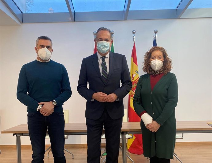 El alcalde de Serón, Juan Antonio Lorenzo, el delegado territorial de Turismo, Vicente García Egea, y la concejal de Turismo de Serón, Caridad López.