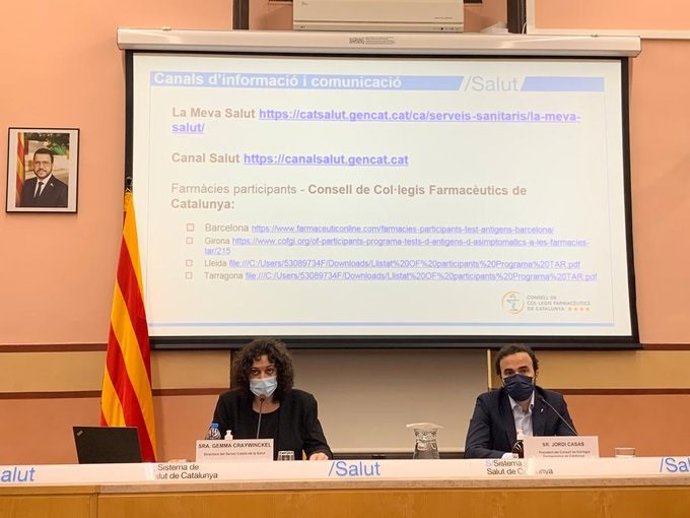La directora del CatSalut, Gemma Craywinckel, i el president del Consell de Collegis de Farmacutics, Jordi Casas