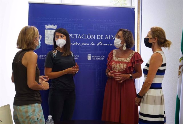 La diputada de Bienestar Social, Ángeles Martínez, junto a representantes del Teléfono de la Esperanza.