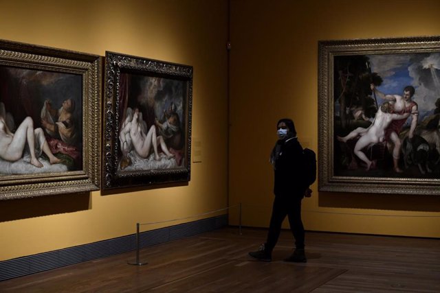 Archivo - Una persona observa las obras de una de las salas durante la presentación de la primera exposición temporal de 2021 en el Museo Nacional del Prado 'Pasiones Mitológicas. 