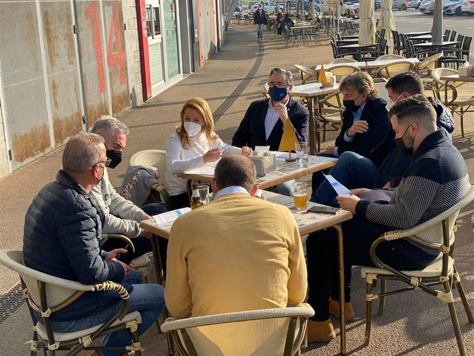 Reunión de la presidenta del PP de Asturias, Teresa Mallada y el diputado y presidente del PP de Gijón Pablo González con hosteleros para analizar la situación actual que está atravesando el sector en Asturias. Bajos del Molinón.