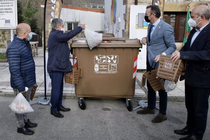 El presidente de Cantabria, Miguel Ángel Revilla, y el consejero de Medio Ambiente, Guillermo Blanco, asisten al inicio de la recogida de residuos orgánicos