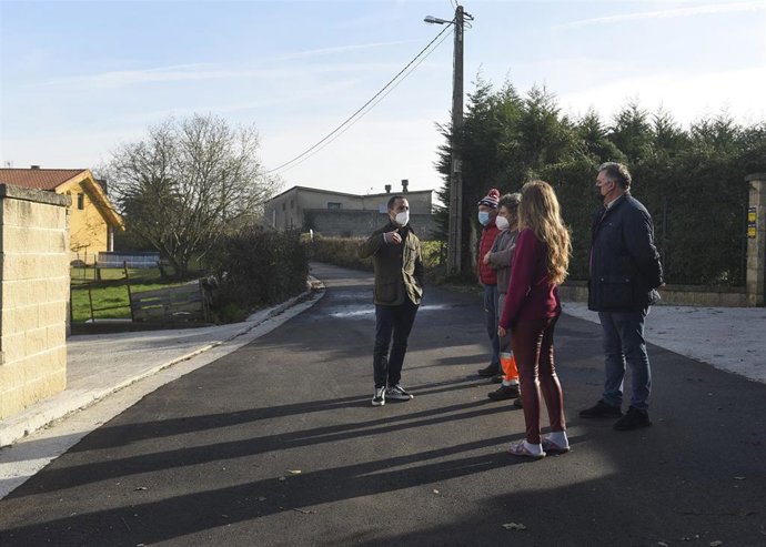 El alcalde de Siero, Ángel García, visita la finalización de unas obras en el municipio.