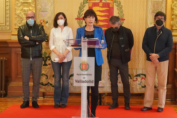 La concejal Ana Redondo presenta la Cabalgata de los Reyes Magos de 2022, acompañada por el equipo de la Fundación Municipal de Cultura.