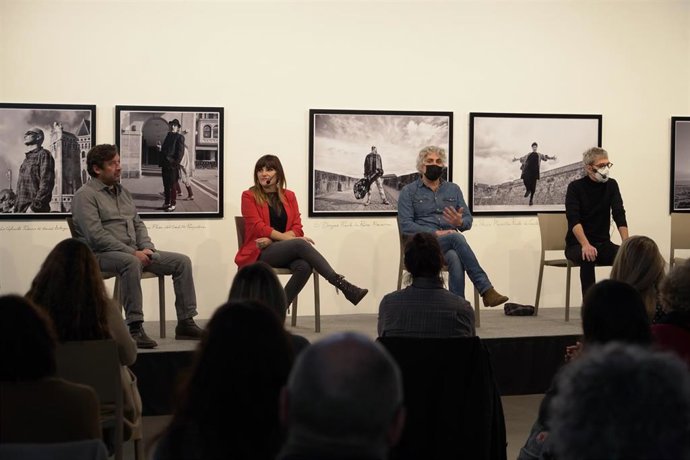 (I-D) El productor musical, Luismi Fernández; la cantante Rozalén; el comisario de la exposición La mirada ambulante, Alfredo Tobías y el guitarrista Ariel Rot, en una conversación en la sala Amós Salvador