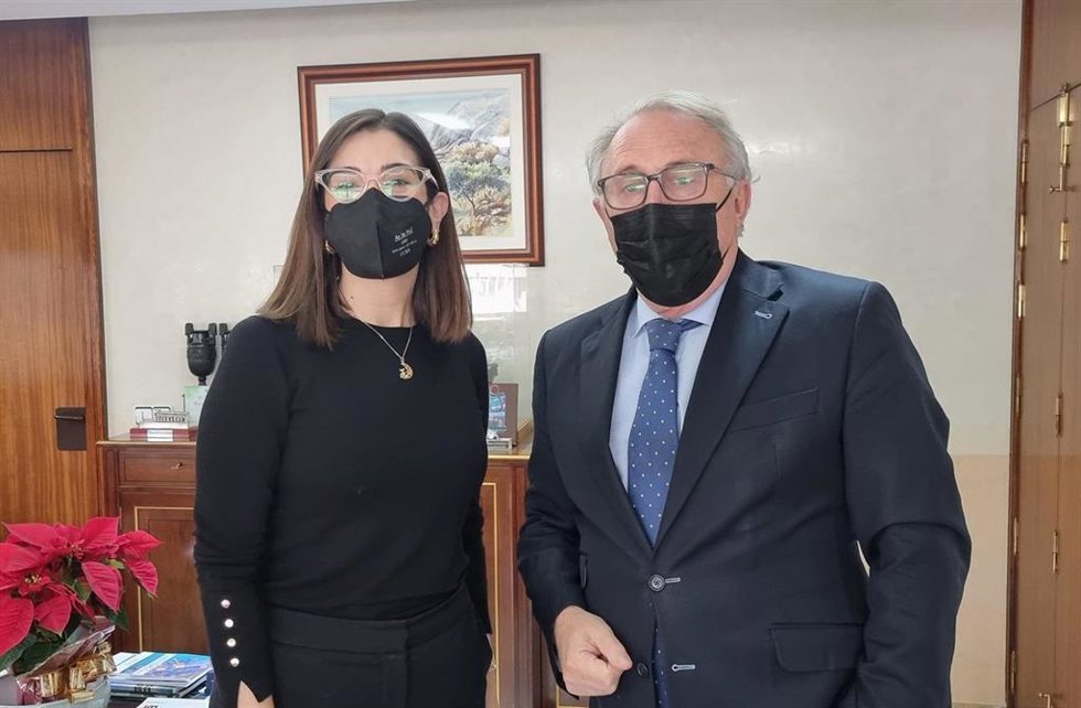 La directora provincial de Comercio y delegada del Icex en Almería, Concepción Alcoba, y el presidente de la APA, Jesús Caicedo.