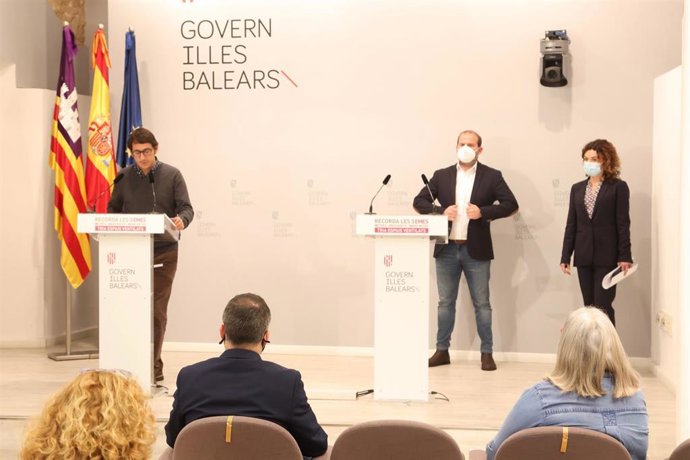 El portavoz del Govern, Iago Negueruela (i), junto al conseller de Medio Ambiente, Miquel Mir, y la consellera de Hacienda, Rosario Sánchez, tras el Consell de Govern.