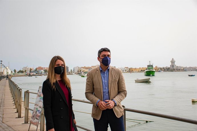 La coordinadora de Cs y diputada provincial, María Ponce, con el concejal liberal de Isla Cristina, Andrés Aguilera.