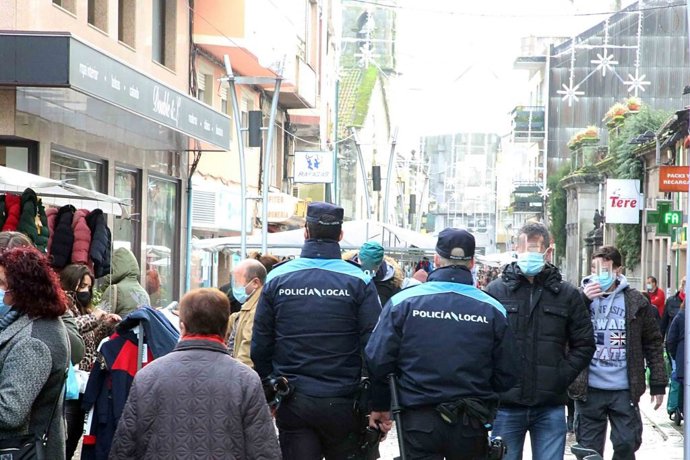 Agentes de la Policía Local de O Porriño (Pontevedra) patrullando a pie.