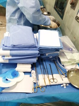 Archivo - Material médico antes de una cirugía.