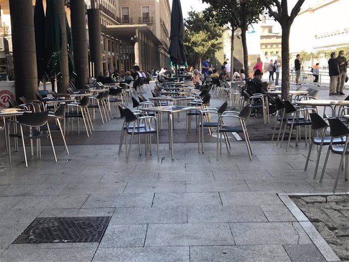 Archivo - Terraza casi vacía en los porches de la plaza del Pilar