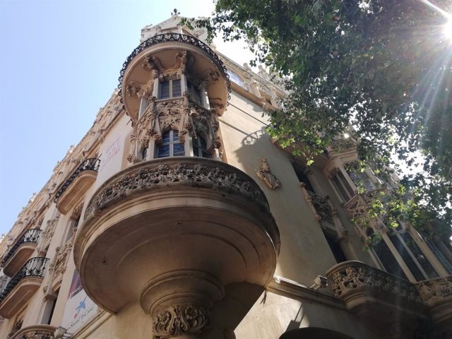 Archivo - La fachada del edificio del Gran Hotel, sede de CaixaForum Palma.