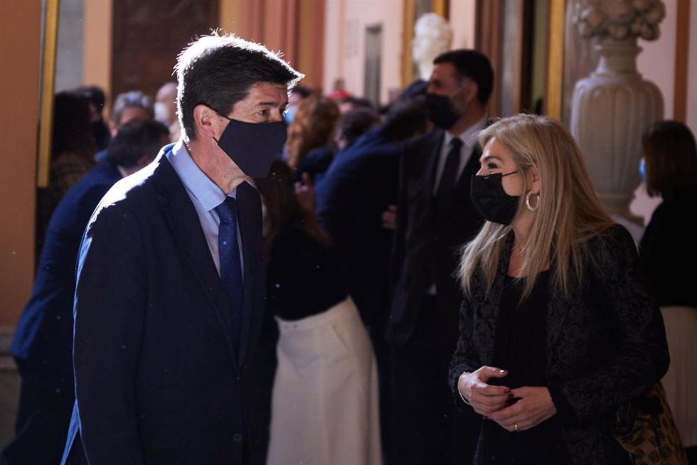 El vicepresidente de la Junta  de Andalucía, Juan Marín,  con la consejera de Cultura, Patricia del Pozo, antes de la  toma de posesión de Antonio Muñoz como nuevo alcalde de la ciudad a 03 de enero del 2022 en  el Ayuntamiento de Sevilla (Andalucía)