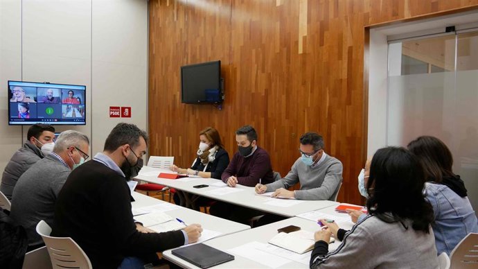 La secretaria general del PSOE de Córdoba, Rafi Crespín, con la Comisión Permanente Ejecutiva del PSOE cordobés.