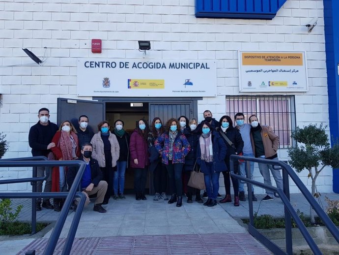 Visita de Cáritas al albergue de temporeros
