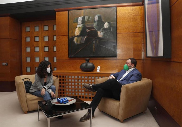 El presidente del Principado de Asturias, Adrián Barbón, recibe a la nueva secretaria general de Podemos Asturias, Sofía Castañón. Foto: Armando Álvarez.