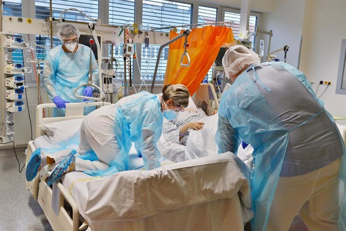 Archivo - Atención a un paciente de COVID-19 en Brno, República Checa