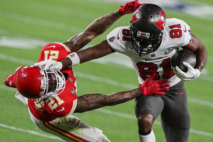Archivo - A la derecha, el jugador de Tampa Bay Buccaneers Antonio Brown