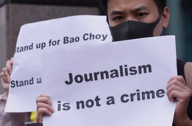 Arxiu - El periodista Choy Yuk Ling protesta amb una pancarta