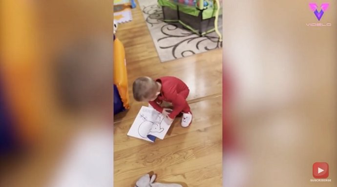 Este niño ignoró el caro regalo que le habían hecho por Navidad