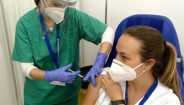 Archivo - Coronavirus.- Canarias prevé iniciar en breve la vacunación de grandes dependientes que residen en sus domicilios