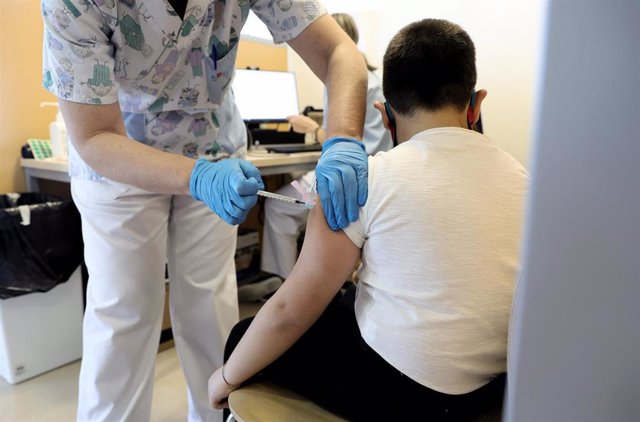 Un trabajador sanitario inyecta la vacuna contra el Covid-19 a un menor, en el Hospital Infanta Sofía