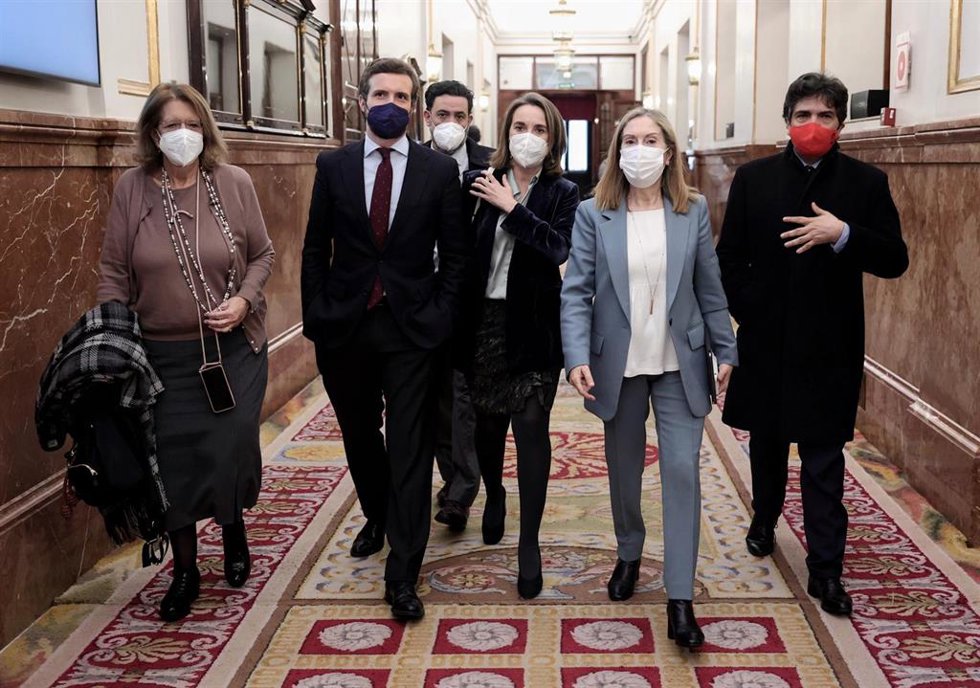 (I-D) El líder del PP, Pablo Casado; la portavoz del Grupo Popular en el Congreso, Cuca Gamarra; y la ex ministra y diputada del PP, Ana Pastor, tras una sesión plenaria en el Congreso el pasado 28 de diciembre de 2021