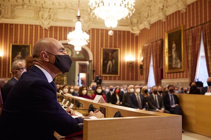 Antonio Muñoz,  antes de su investidura como alcalde en el Salón Colón del Ayuntamiento de Sevilla.