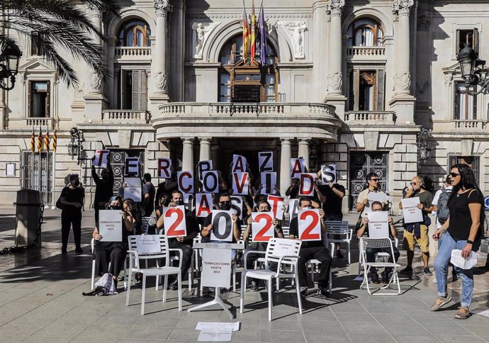 Archivo - Representantes de asociaciones hosteleras se reúnen sosteniendo pancartas durante una concentración para reclamar la ampliación de las terrazas Covid en Valencia
