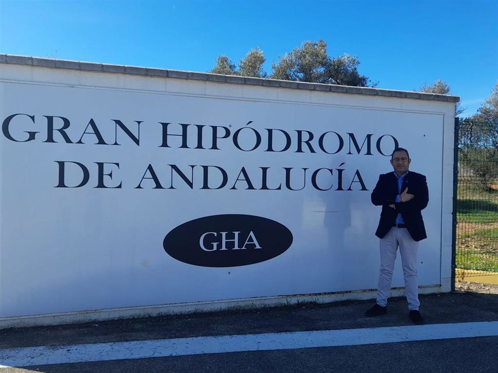 José Antonio Alcocer ante las instalaciones del hipódromo