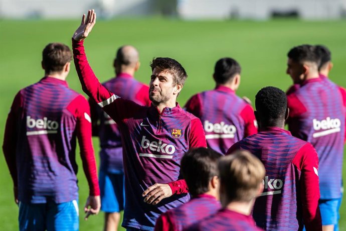 Gerard Pique saludates to the fans during the FC Barcelona training session at Camp Nou Stadium on January 3, 2022 in Barcelona, Spain.