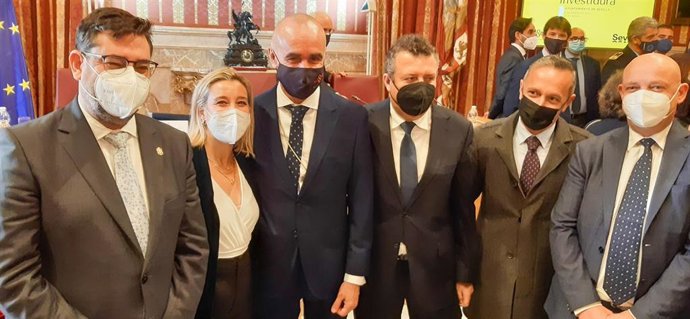 Antonio Muñoz, arropado por cargos institucionales y orgánicos del PSOE de Sevilla.
