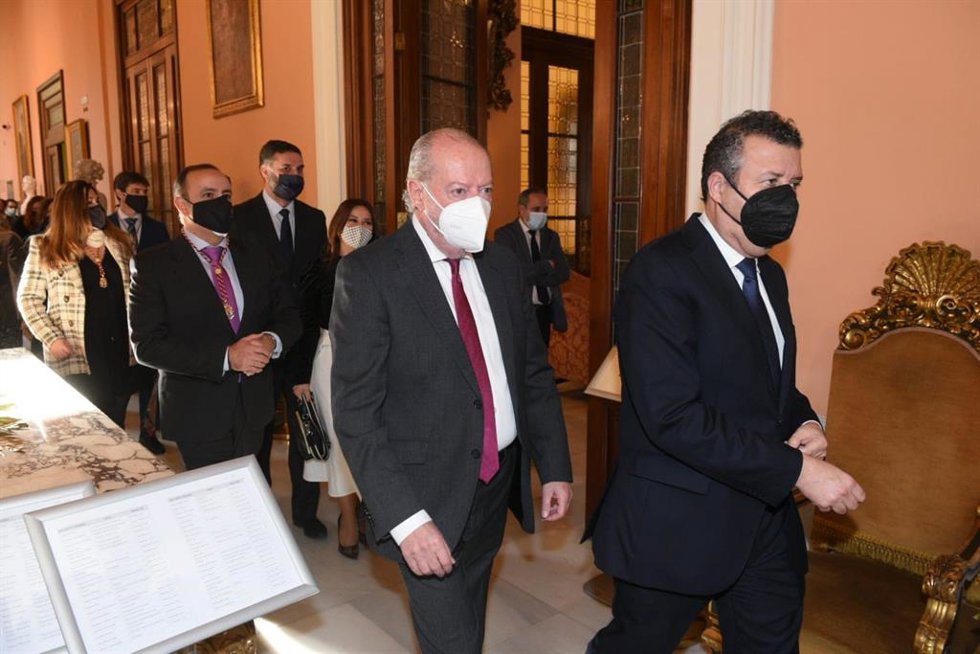 Fernando Rodríguez Villalobos, presidente de la Diputación, acompañado de Javier Fernández, secretario general del PSOE de Sevilla.