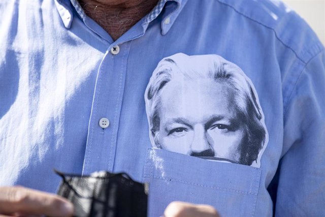Archivo - Imagen de archivo de una protesta a favor de Julian Assange.