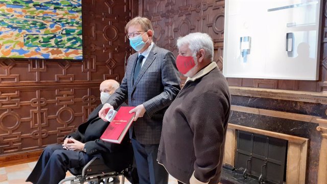 Ximo Puig recibe a Santiago Grisolía con motivo de la entrega de la Memoria anual del CVC