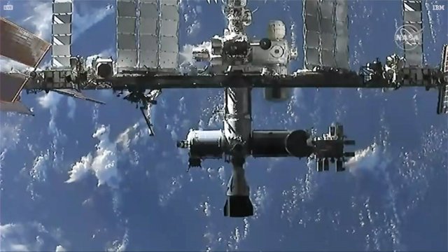 La estación espacial se ve desde el SpaceX Cargo Dragon durante su aproximación automatizada antes de atracar.