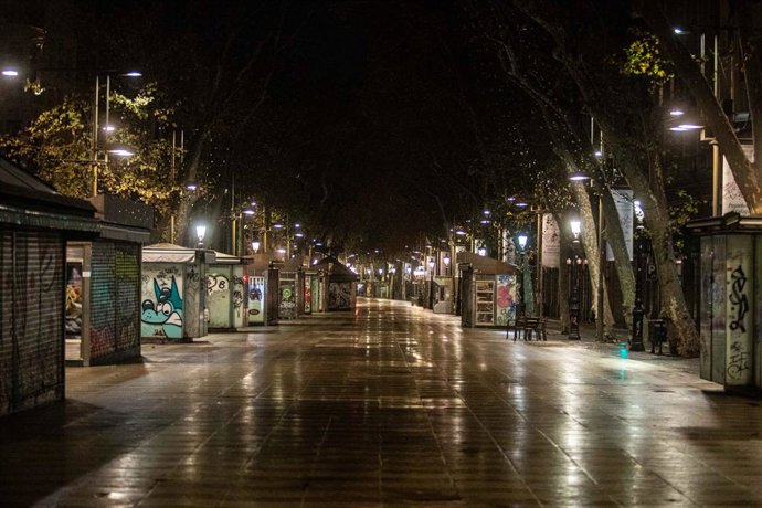Arxiu - La Rambla de Barcelona buida després del toc de queda