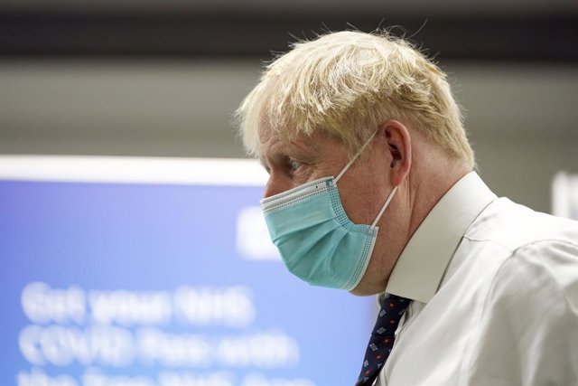03 January 2022, United Kingdom, Aylesbury: United Kingdom's Prime Minister Boris Johnson visits a vaccination hub in the Guttman Centre at Stoke Mandeville Stadium, as the booster vaccination programme continues. Photo: Steve Parsons/PA Wire/dpa