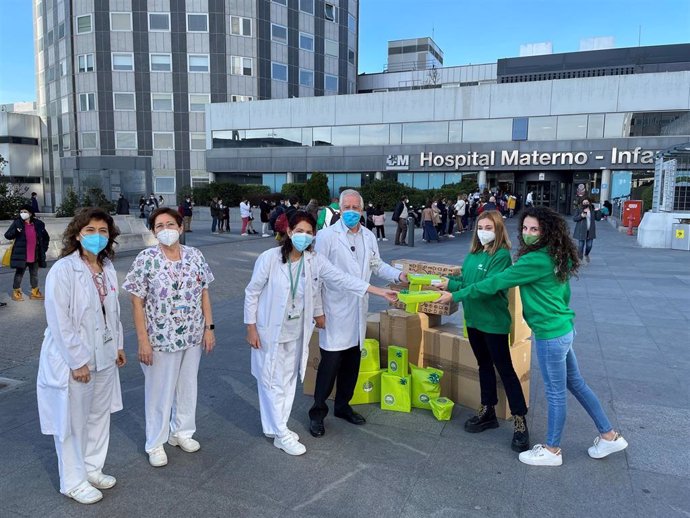 Teresa Díaz (izda) y María González (dcha) en el momento de entregar los reglaos al personal médico de La Paz