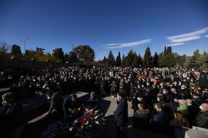 Archivo - Decenas de personas asisten al entierro de la escritora Almudena Grandes en el Cementerio Civil, a 29 de noviembre de 2021, en Madrid (España)