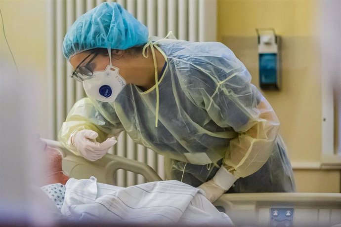 FILED - 29 December 2021, Berlin: A resident cares for a Coronavirus (Covid-19) patient in the intensive care unit of the Havelhoehe Community Hospital. Photo: Christoph Soeder/dpa