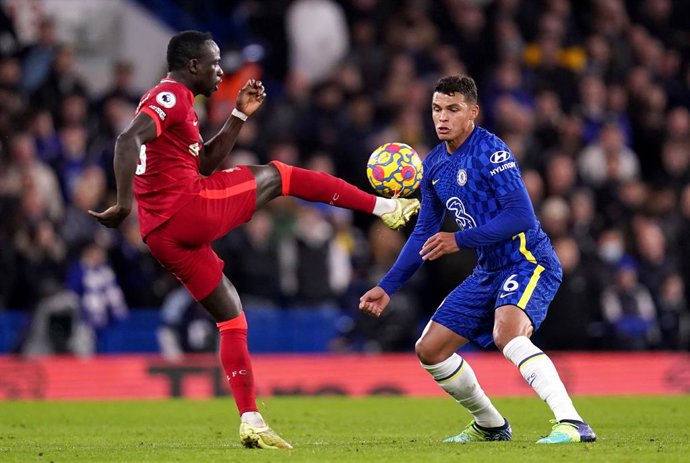 02 January 2022, United Kingdom, London: Liverpool's Sadio Mane (L) and Chelsea's Thiago Silva battle for the ball during the English Premier League soccer match between Chelsea and Liverpool at Stamford Bridge. Photo: Adam Davy/PA Wire/dpa